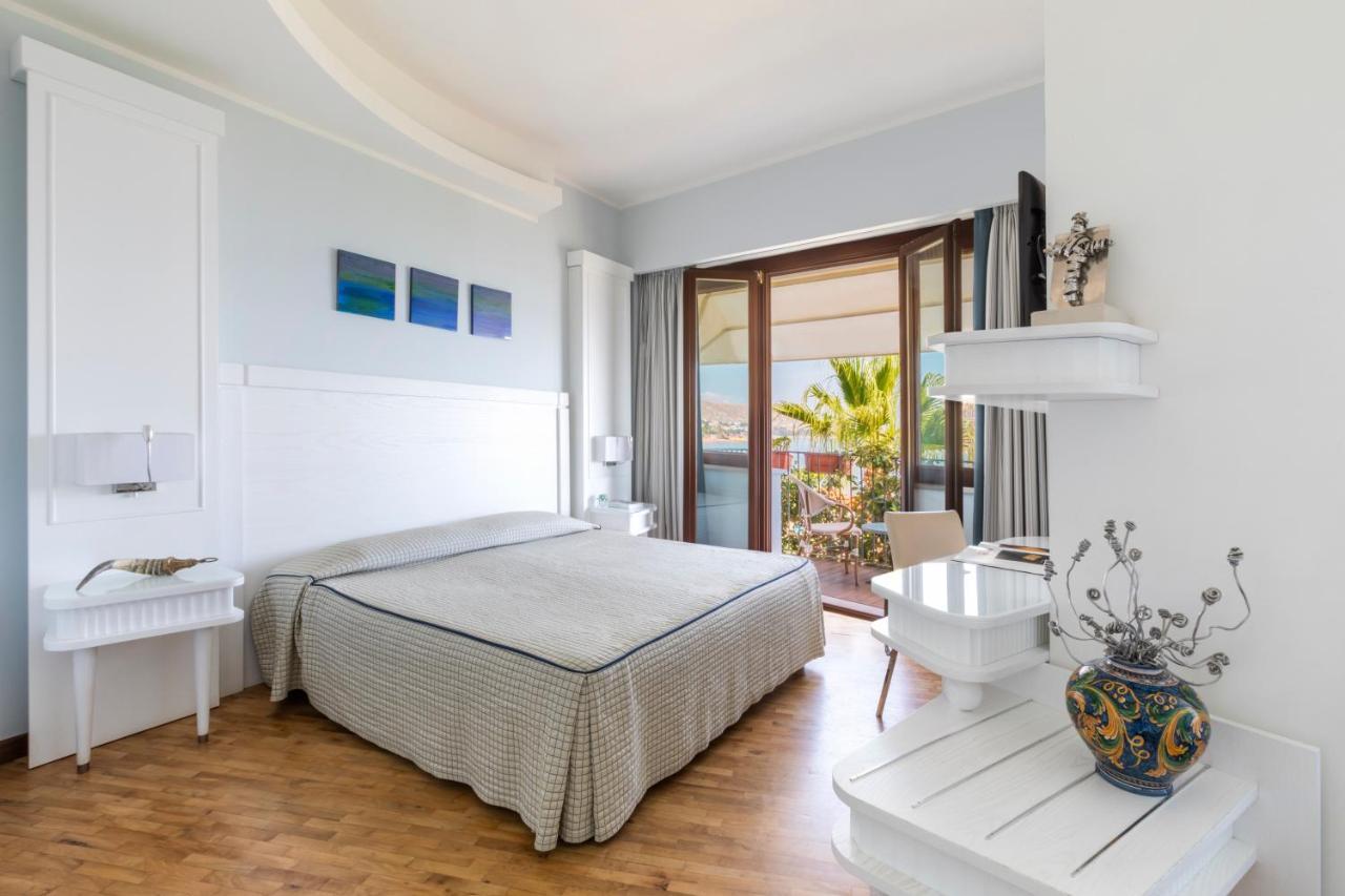 Hotel Lido Degli Scogli Кротоне Экстерьер фото